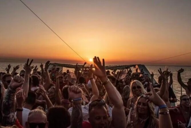 Party on board 2-hour cruise with DJ and open bar - Praça do Comércio views: the rebuilt square that frames your river cruise
