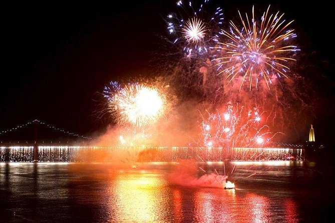 Passing the Year in a Boat with Champagne and Fireworks - Price and value for a two-hour New Year night