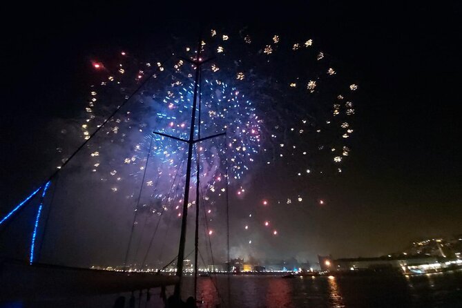 Passing the Year in a Boat with Champagne and Fireworks - The fireworks at Praca do Comercio, the big payoff
