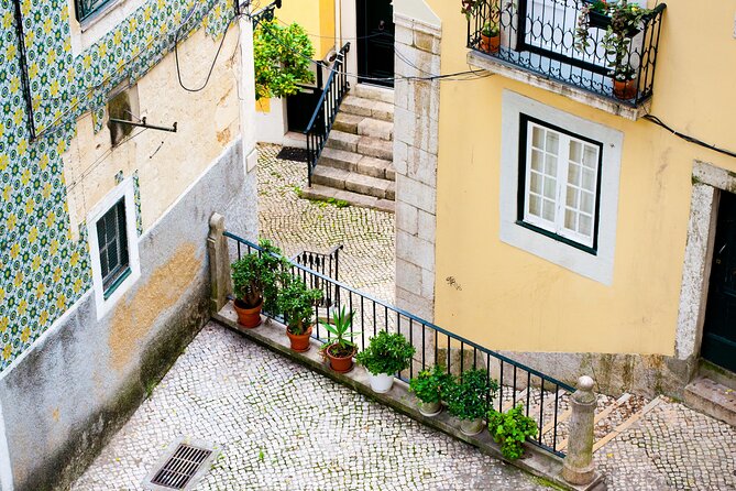 Photography Workshop-Tour in Alfama - Lisbon - The flexible swing toward Baixa: when Praça do Comércio and Rossio enter the plan