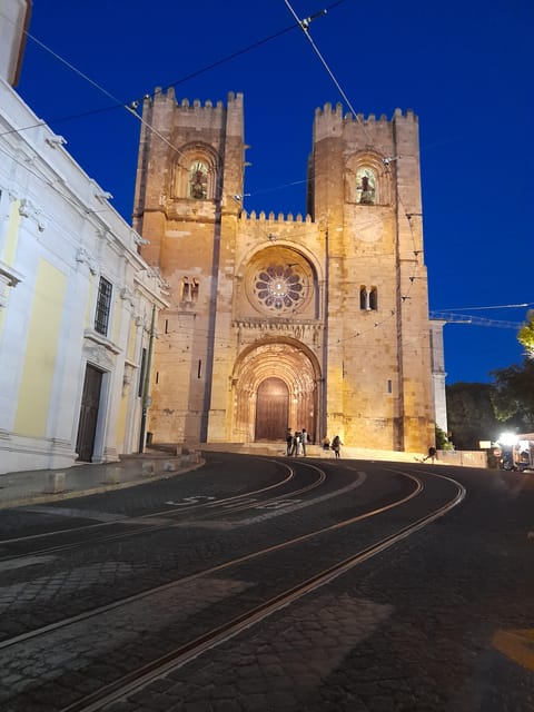 Privat Walking Tour in Alfama, Baixa, Chiado - Starting at the Statue of S. Vicente, then slipping into Alfama