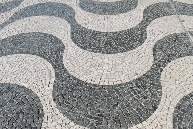 Private 6 or 10 Food Tasting and City Highlights Tour in Lisbon - Rua do Carmo and Chiado: where the souvenirs and the atmosphere fit