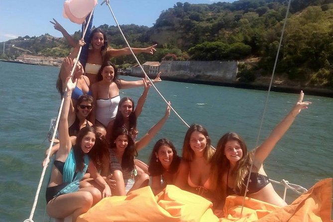 PRIVATE BOAT TOUR Lisbon - From Jerónimos and Belem’s waterfront to the 25 de Abril Bridge