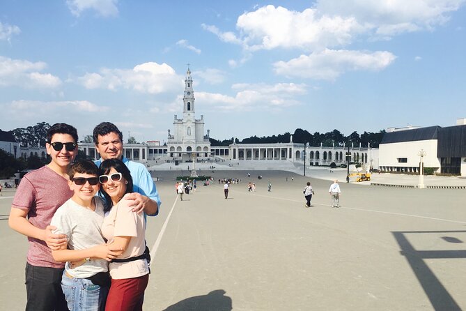 Private Day Tour With Guide to Fatima, Batalha, Nazaré and Obidos - Fátima and Valinhos: basilica time and the Little Shepherds stop