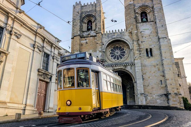Private Lisbon city tour - Morning viewpoints: Senhora do Monte and Eduardo VII for instant orientation