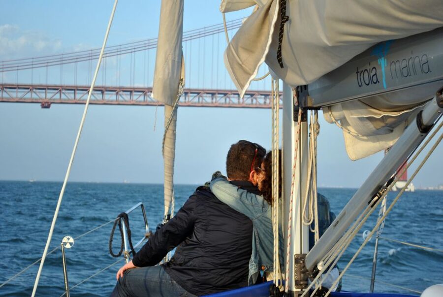 Private Romantic cruise with sparkling wine- 2-Hour- Lisbon - Crew and Language: Who’s On Board and How They Help