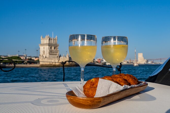 Private sailboat tour in Lisbon - Starting Near Praça do Comércio and Catching SÃo Jorge From the Water