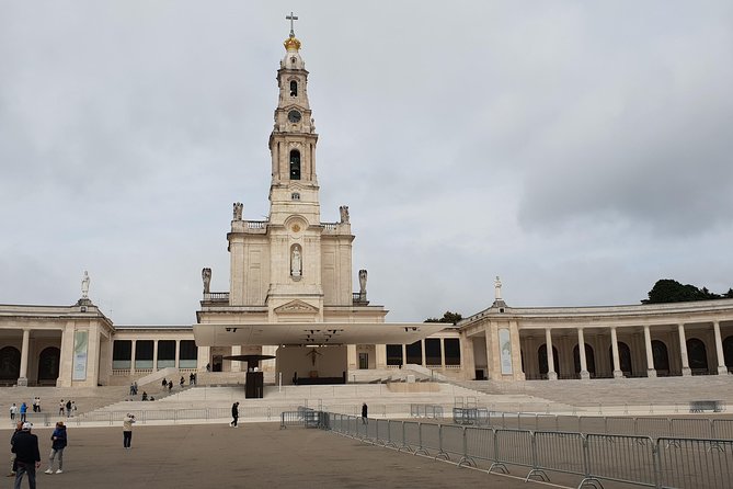 Private Tour Fátima - Batalha - Nazaré - Óbidos Full Day - Guide service and the human touch