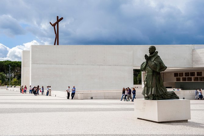 Private Tour Fátima, Nazaré, and Óbidos Day Trip from Lisbon - The 9:00 am start: how the day usually flows
