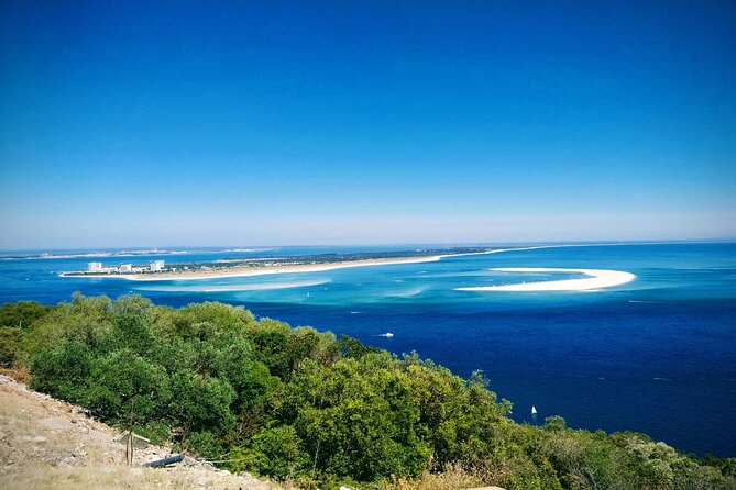 Private Tour for 1 to 8 people: Cristo Rei, Palmela, Setúbal, Arrábida, Sesimbra - Sesimbra Beach and Castle: end with sea views and stone walls