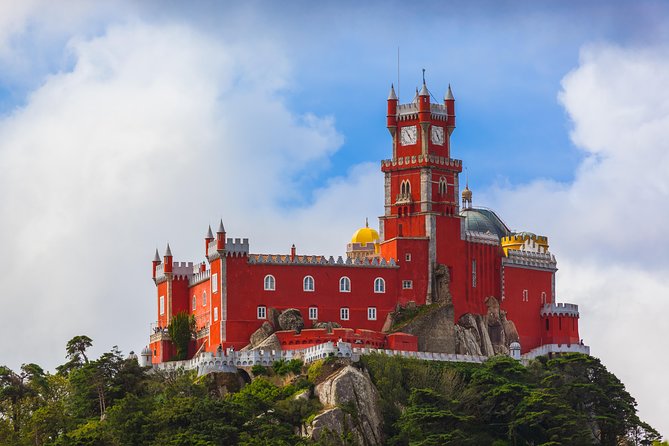 Private Tour Sintra - Sintra National Palace: royal rooms and the 33-meter chimneys