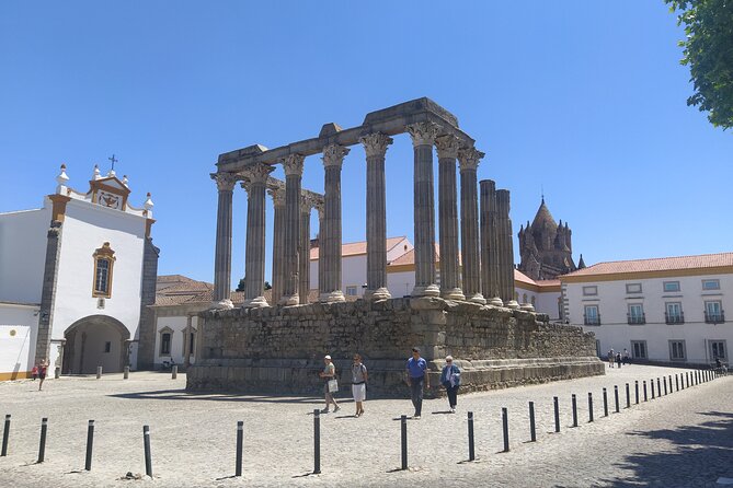 Private Tour to Évora with Wine tasting - Bone Chapel and São Francisco Church: a short stop with big meaning