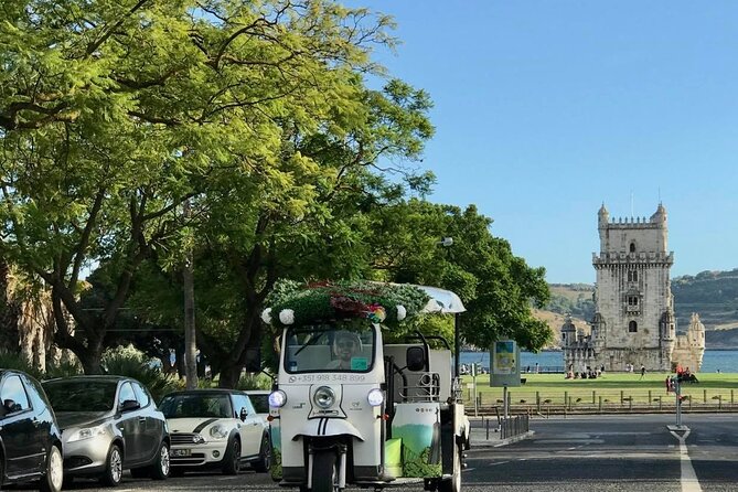 Private tuk tuk tour in old city Lisbon (Standard-1h30) - Miradouro das Portas do Sol, Your First Alfama View (15 Minutes)