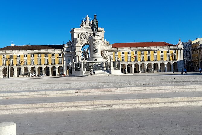 Private tuk tuk tour through the historic center of Lisbon - Stop 2: Miradouro das Portas do Sol for Photo-Worthy Rooflines