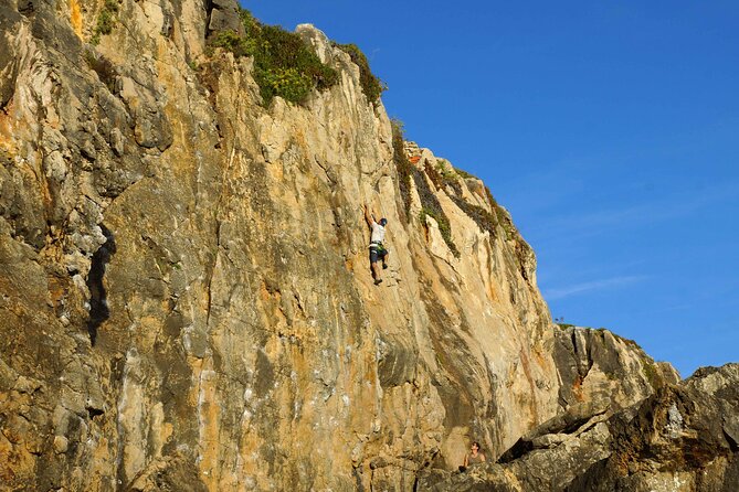 Rock Climbing in Cascais, Lisbon - The guide-to-attention ratio makes a difference
