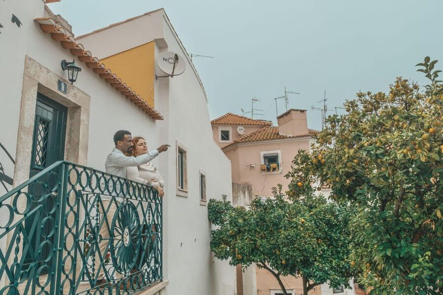 Romantic Photoshoot Experience for Couples in Lisbon - How the photographer guides you through the narrow streets