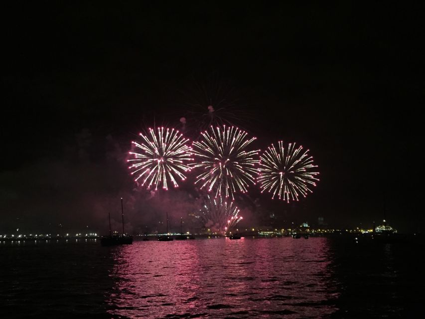 Sail into 2026: Lisbon Fireworks from the River - Food and open bar: the details that change your night