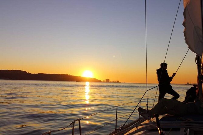 Sailboat Tour in Lisbon with drinks included | Morning and Sunset - Terreiro do Paço and the calm ride back