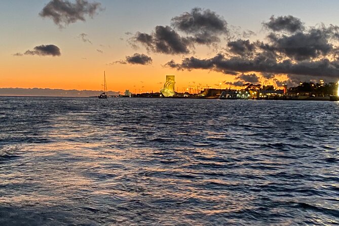 Sailing tour to the sunset in Lisbon - Meeting at Doca do Bom Sucesso, and getting on fast