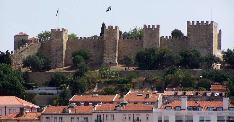 São Jorge Castle Skip-the-line Entry Ticket - Meeting the host at the right bus stop, then getting oriented fast