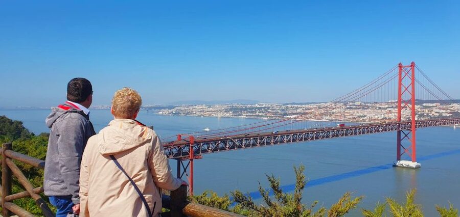 Sesimbra e Arrábida Natural Park: 1 Day Tour & Wine Tasting - Sesimbra: Fishing Village Energy Plus Moorish Castle History
