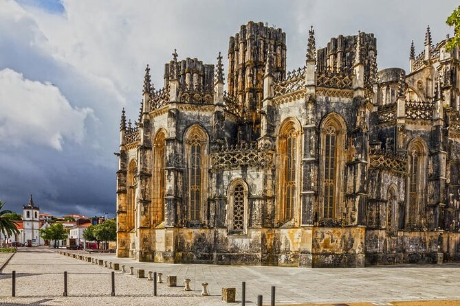 Sintra Lovers - Tour to Fátima, Batalha, Nazaré & Óbidos - Fatima Sanctuary: pilgrimage scale, calm timing, and dress-for-the-moment