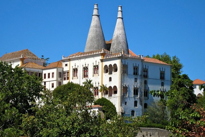 Sintra, Pena Palace, Quinta da Regaleira & Cascais Group Tour - Cascais strolling time, plus an Estoril look from the road