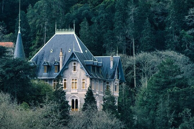 Sintra Walking Tour: Romantic Village & Palaces - Stop 4: Centro Histórico de Sintra and the maze effect