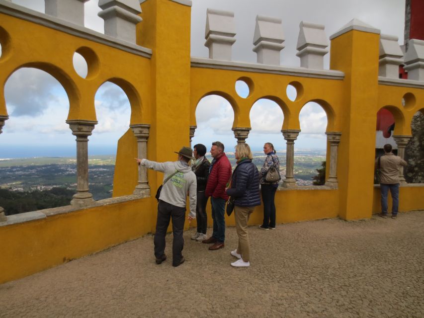 Sintra: Walking Tour with Palace, Castle, and Old Town Visit - How the Old Town Finish Works for Lunch and Shopping