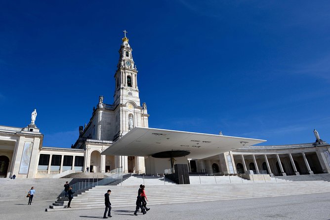 Small Group Tour to Fátima, Batalha, Nazaré and Óbidos from Lisbon - Small-group logistics: pickup timing, van comfort, and English delivery