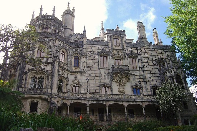 Small Group Tour to Sintra, Pena Palace, Cabo Roca and Cascais - Hotel Pickup, Mini-van Ride, and How the Day Stays on Track