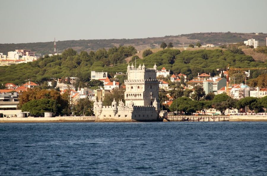 South Lisbon: 3-Hour Christ the King Electric Bike Tour - Casa da Cerca botanic gardens, a needed pace break