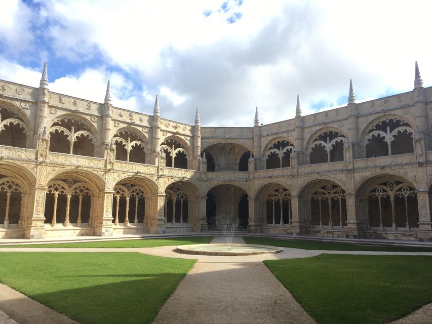 The Best Guiding visit to Jeronimos & Tiket included - Duration, pacing, and how not to lose time