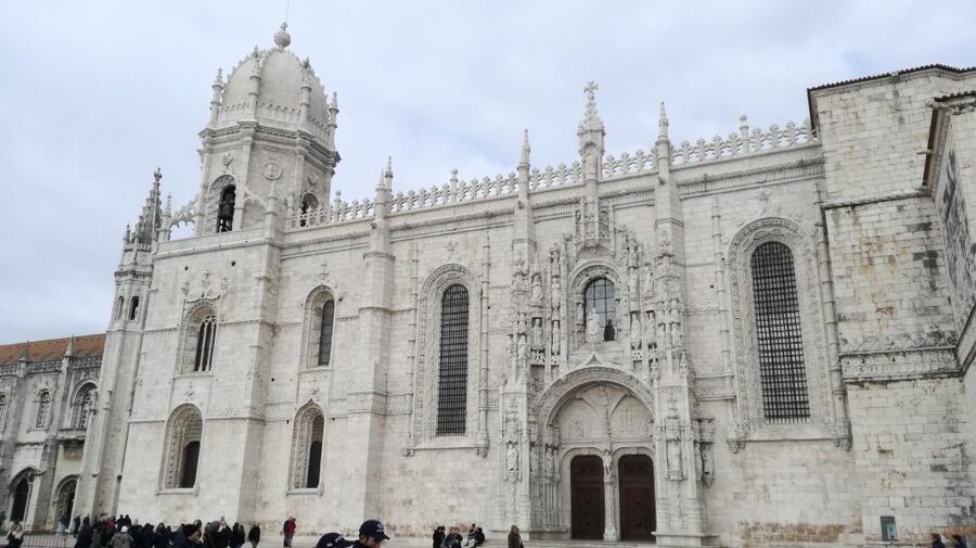 The Best Guiding visit to Jeronimos & Tiket included - Your guide and the storytelling style that keeps you engaged