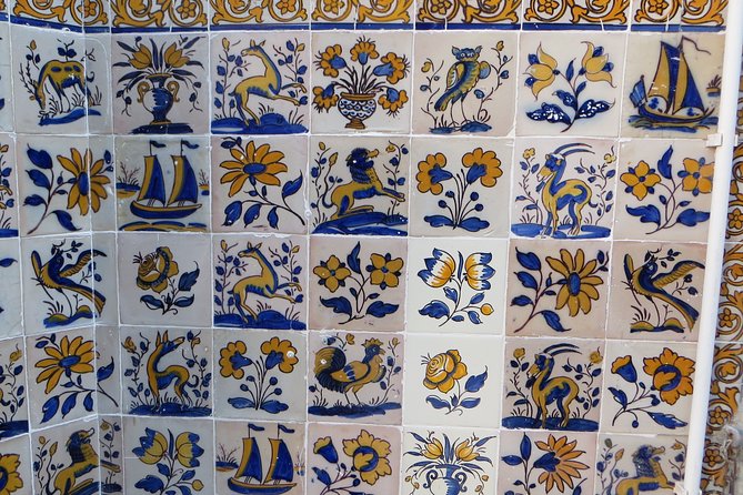 The Portuguese Tiles - Trindade brewery and Largo Rafael Bordalo Pinheiro: tile covers everyday life