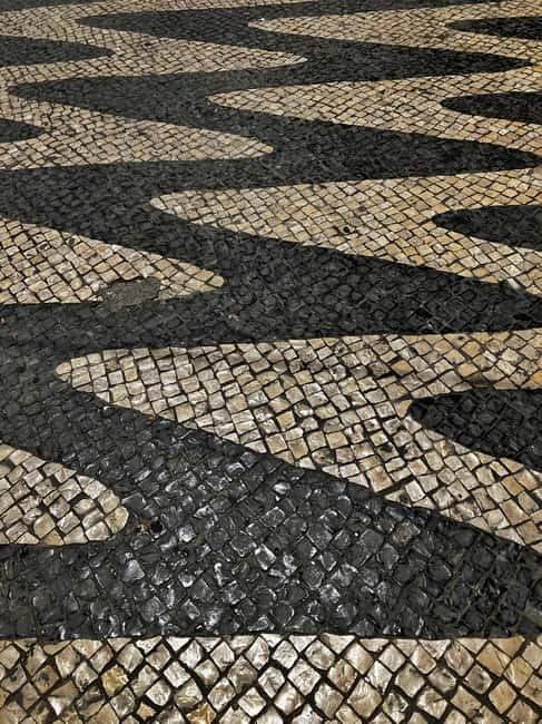 Лиссабон: сверху вниз под правдивые и вымышленные истории - Igreja de São Roque и Largo do Carmo: когда церковь становится ориентиром