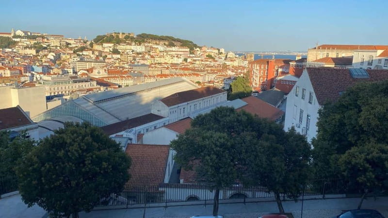 Лиссабон: сверху вниз под правдивые и вымышленные истории - Jardim do Principe Real и Miradouro de São Pedro de Alcântara: спокойствие и панорама