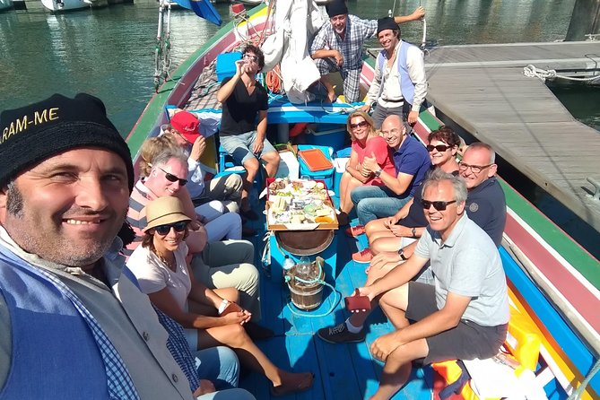 Traditional Lisbon Boat Experience - Exclusive - St. George’s Castle views over Commerce Square: the river and the hills in one frame