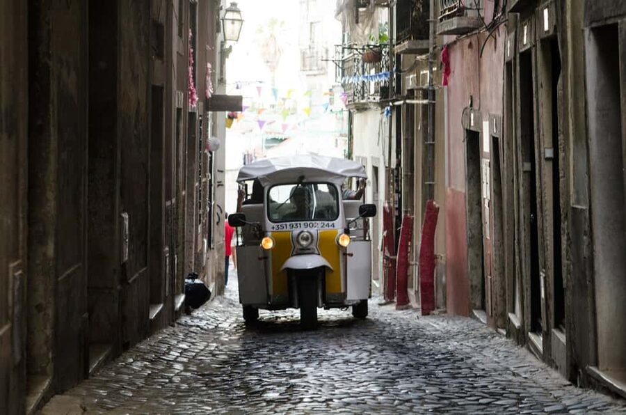 Travel to the Medieval part of Lisbon by Tuk Tuk - Churches and monuments: what to notice on the São Vicente and Pantheon stops