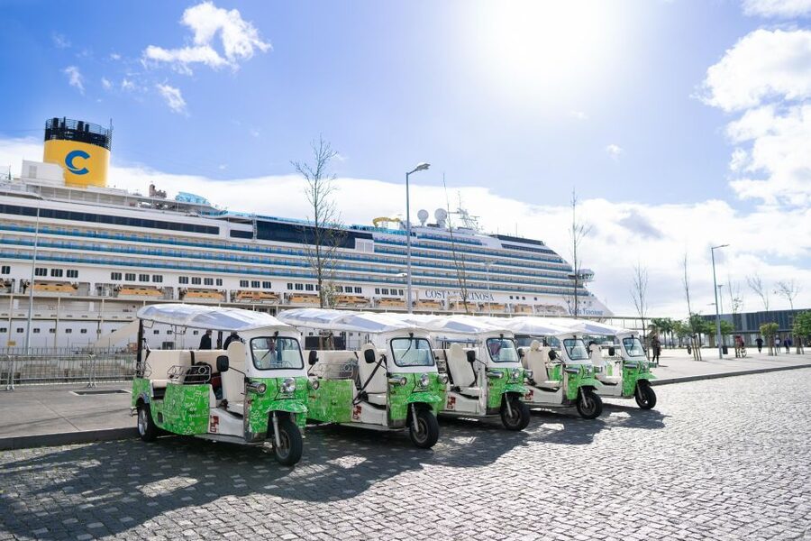 Tuk Tuk Lisbon: 3H00 Lisbon Charms - Rossio and Santa Justa: quick height for big city context