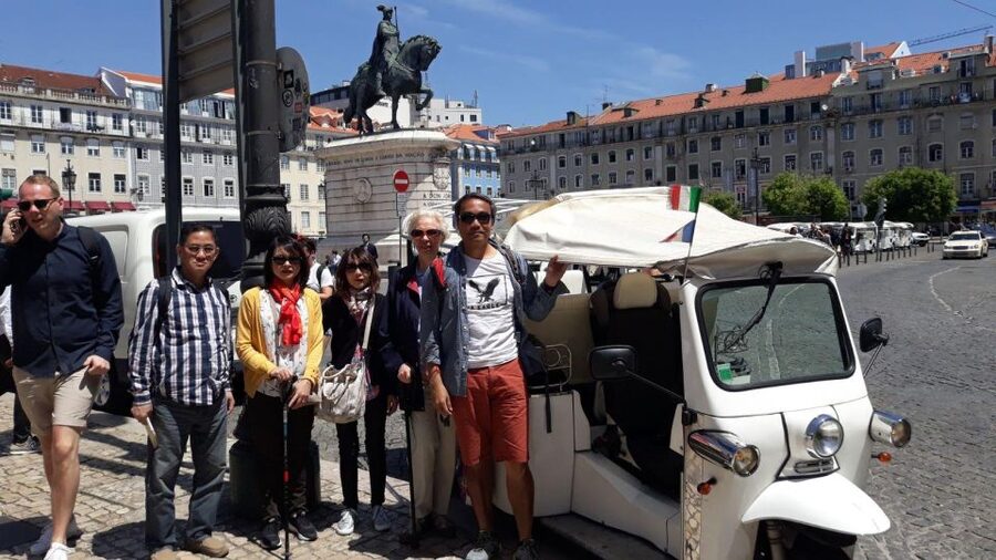 Tuk Tuk Tour historic central Lisbon - Chiado and the river and hill viewpoints