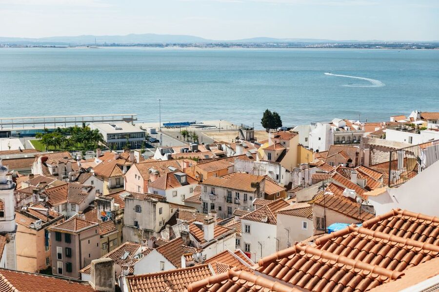 Vadio: Lisbon Old Town Private Tuk Tuk Tour - Lisbon Cathedral Stop: Why One Big Landmark Helps Everything Else